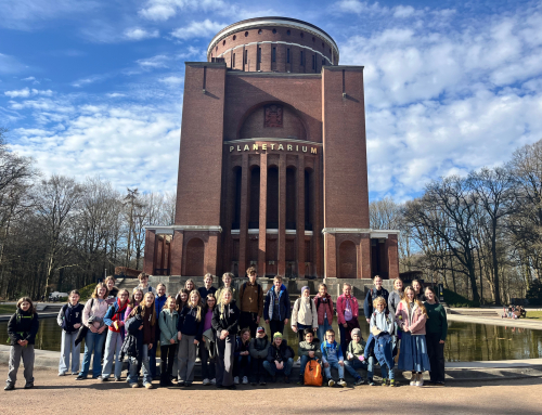 Bis zum Mond und zurück: Ausflug ins Planetarium